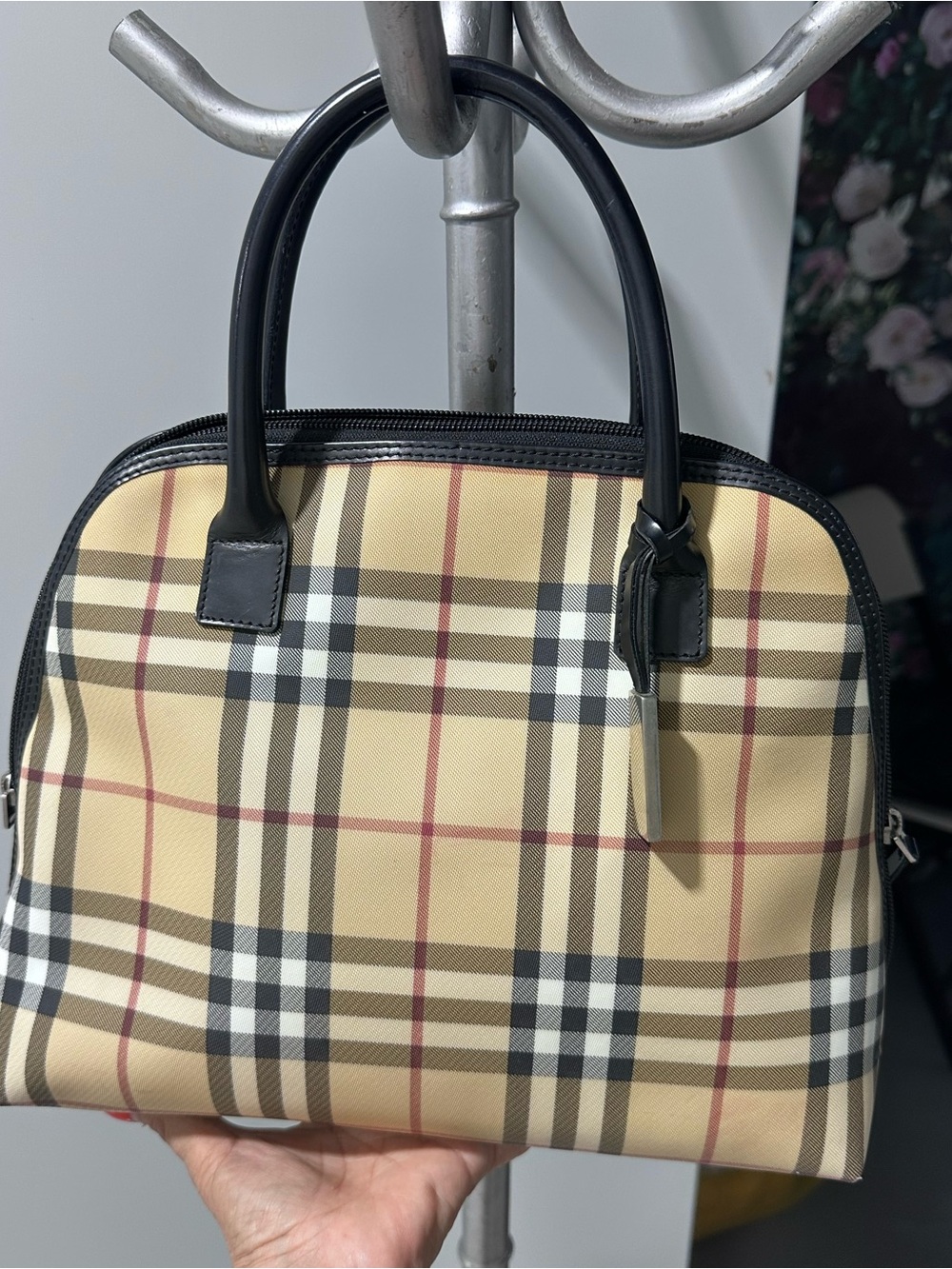 Burberry vintage hand bag very good condition. Elegant and classy